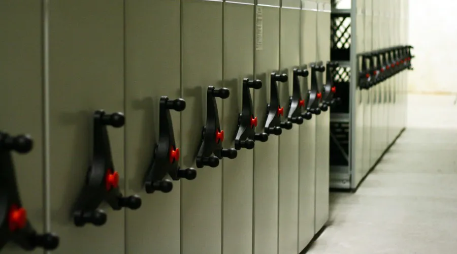 Producent af flytbare reoler, mobile skabe, metallager, kontormøbler, Polen